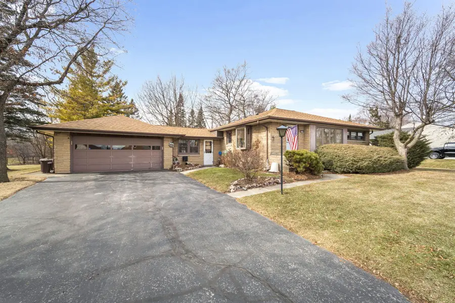 5333 S 28th St, Greenfield, WI 53221 - #2