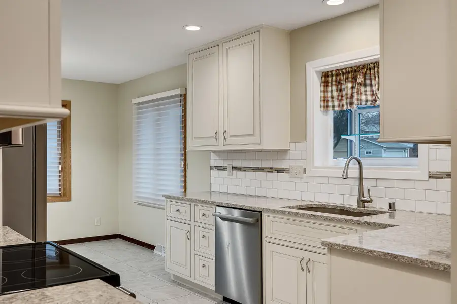 713 Hanson Ct, Onalaska, WI 54650 - #3