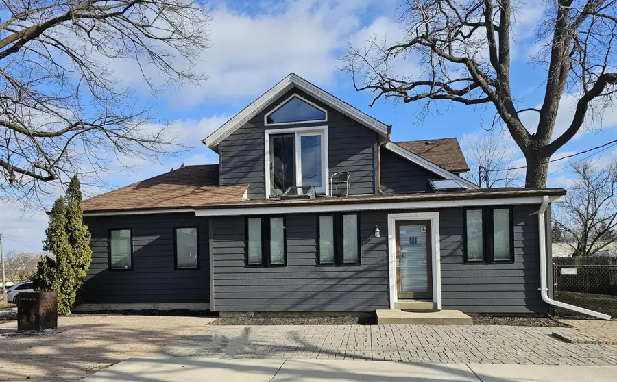 4464 S Whitnall Ave, Saint Francis, WI 53235 - #3