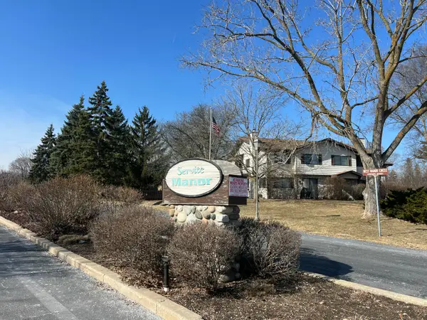 8087 W Manor Cir, Milwaukee, WI 53223