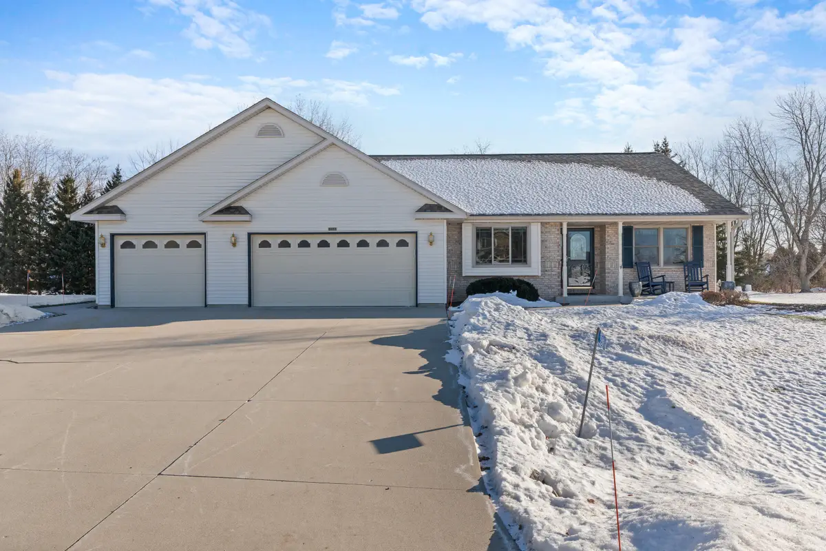 5311 Heatherfield Ct, Sheboygan, WI 53083 - #1
