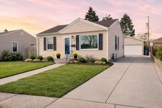 2520 E Crescent St, Racine, WI 53403