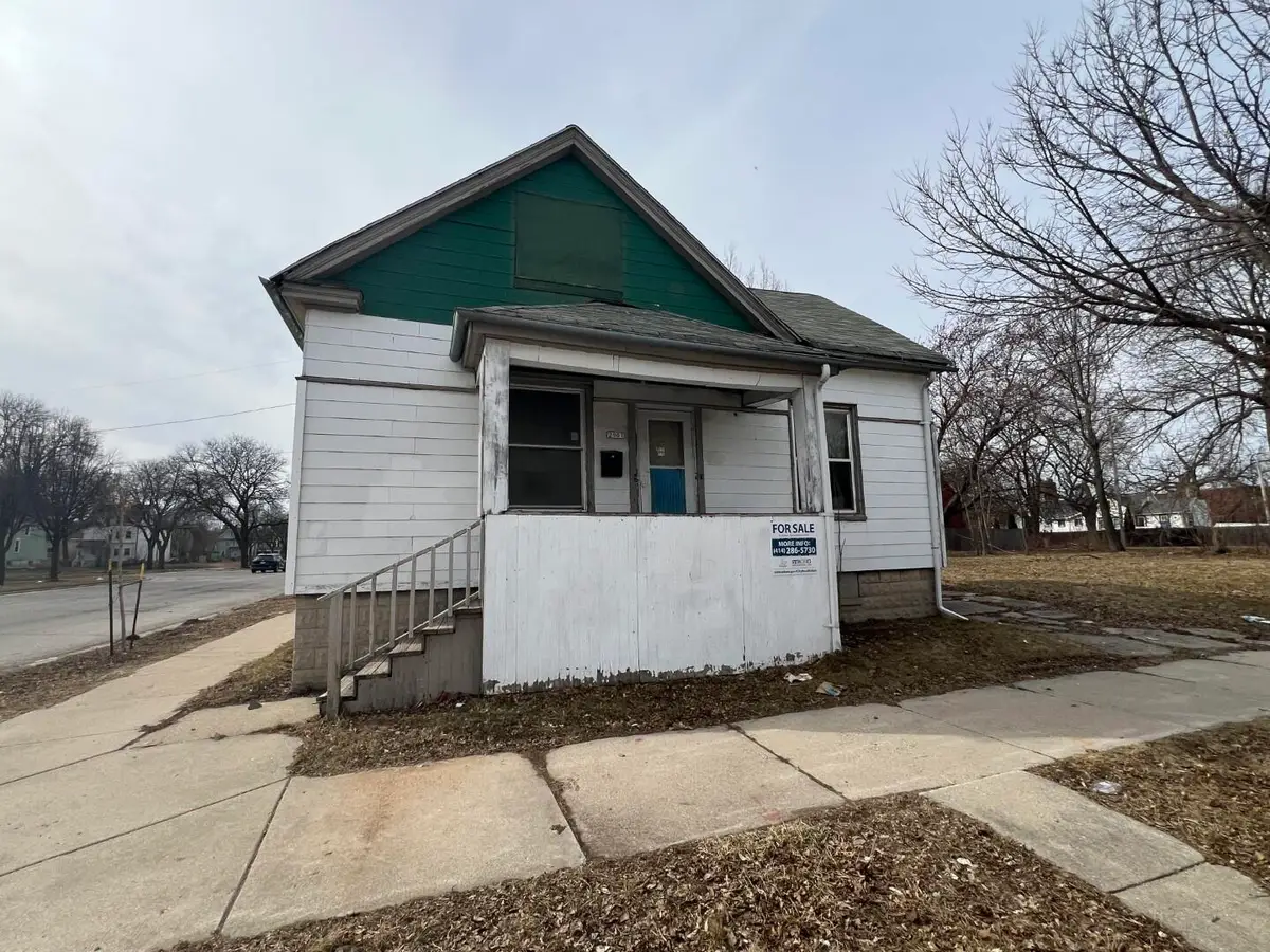 2901 N Mother Simpson Way, Milwaukee, WI 53206 - #1