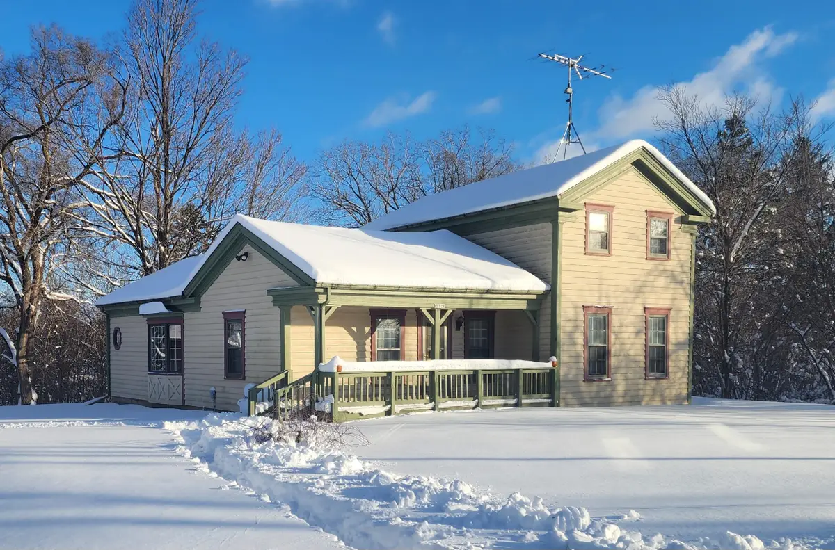 5726 N Lyons Rd, Spring Prairie, WI 53105 - #1