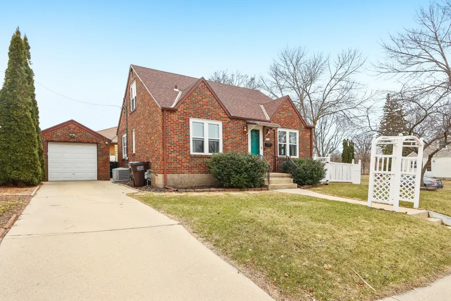 1703 E Norwich Ave, Saint Francis, WI 53235 - #2