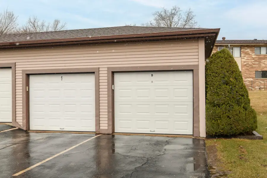 1343 Meadowcreek Dr, Pewaukee, WI 53072 - #3