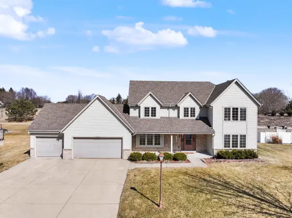 W172N10156 Woodbridge Ln, Germantown, WI 53022