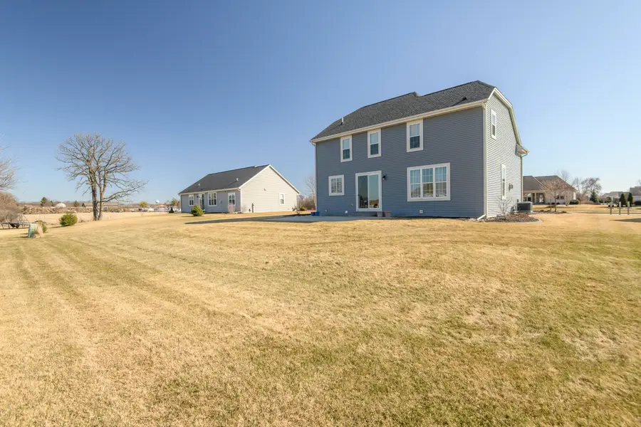 512 Westlawn Ave, Mukwonago, WI 53149 - #3