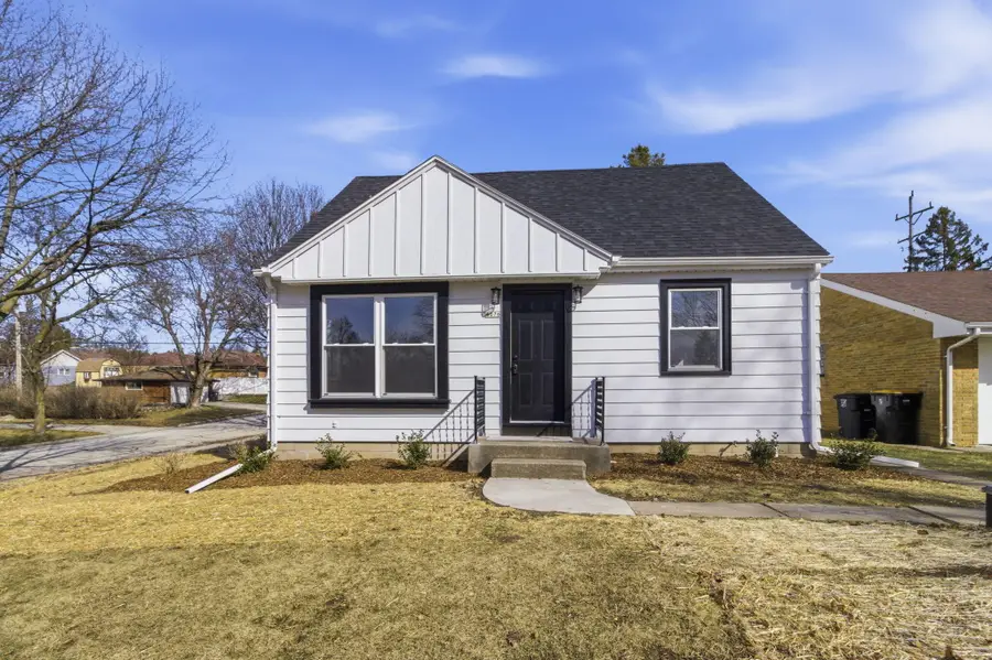 4076 N 93rd St, Wauwatosa, WI 53222 - #2