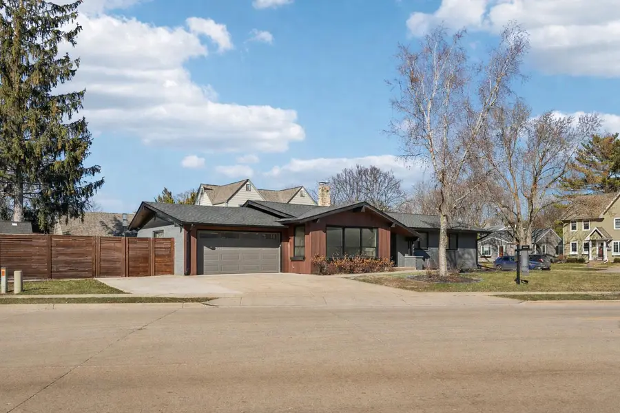 726 W Wisconsin Ave, Oconomowoc, WI 53066 - #3