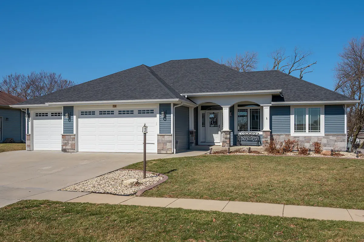 738 Willow Bend Dr, Waterford, WI 53185 - #1