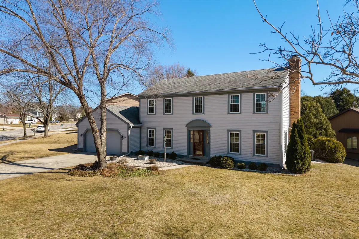 269 W Acorn Dr, Grafton, WI 53024 - #1