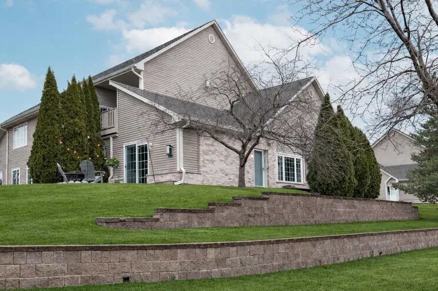 1084 Quinlan Dr, Pewaukee, WI 53072 - #2