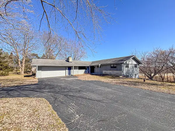 W270N198 Arrowhead Trl, Pewaukee, WI 53188