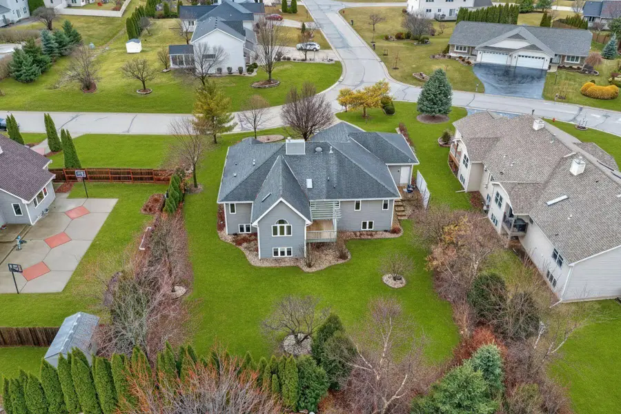 8910 S River Edge Dr, Oak Creek, WI 53154 - #2