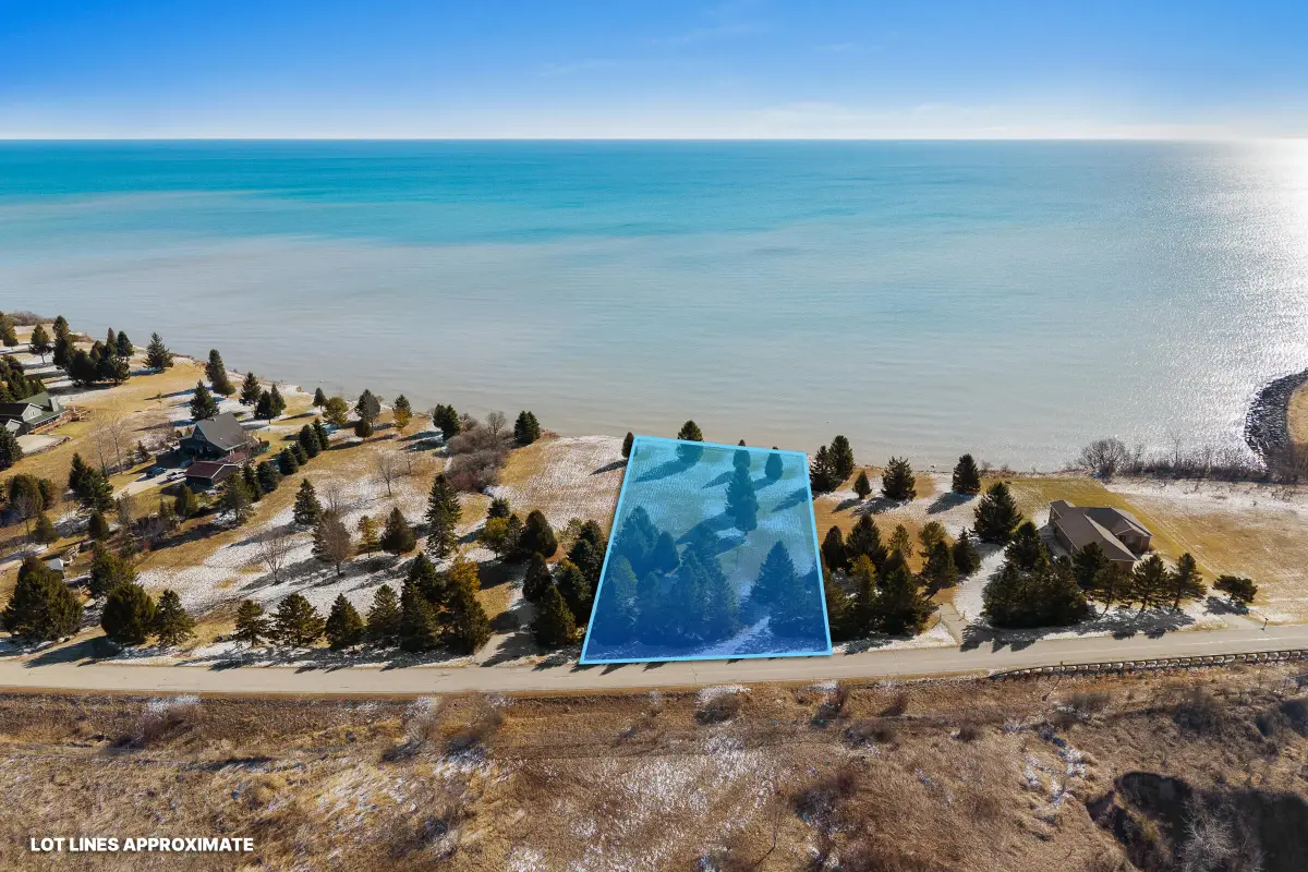 606 Lakeshore Dr, Kewaunee, WI 54216 - #1