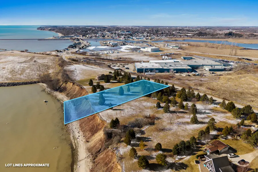 606 Lakeshore Dr, Kewaunee, WI 54216 - #2