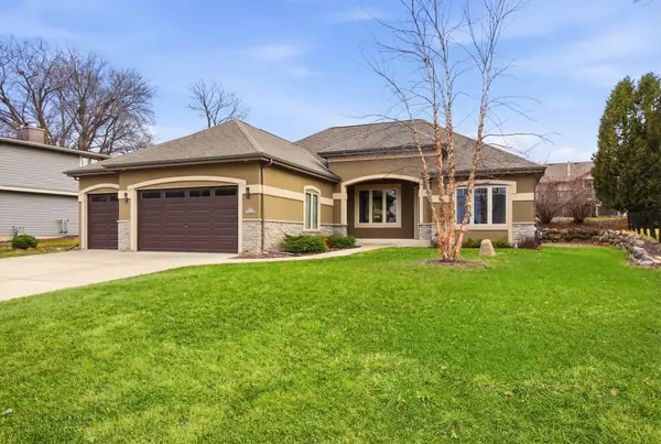 N27W27075 Woodland Dr, Pewaukee, WI 53072