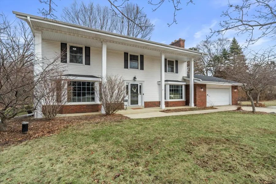 8710 W Hawthorne Ln, Franklin, WI 53132 - #2