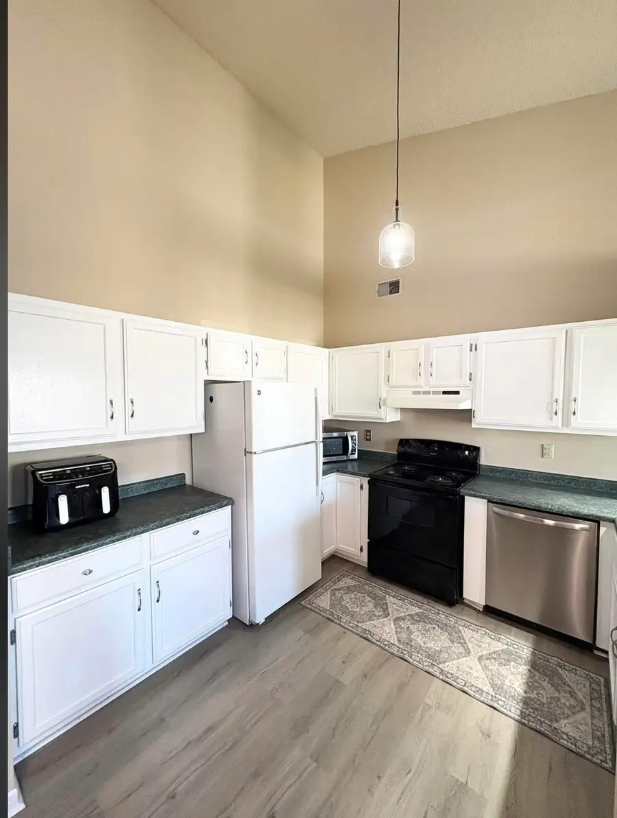 949 Quinlan Dr, Pewaukee, WI 53072 - #3