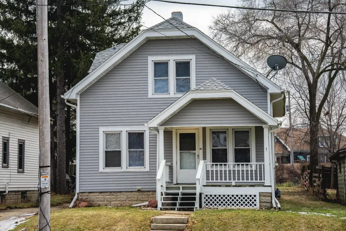 454 W Kilbourn Ave, West Bend, WI 53095 - #1