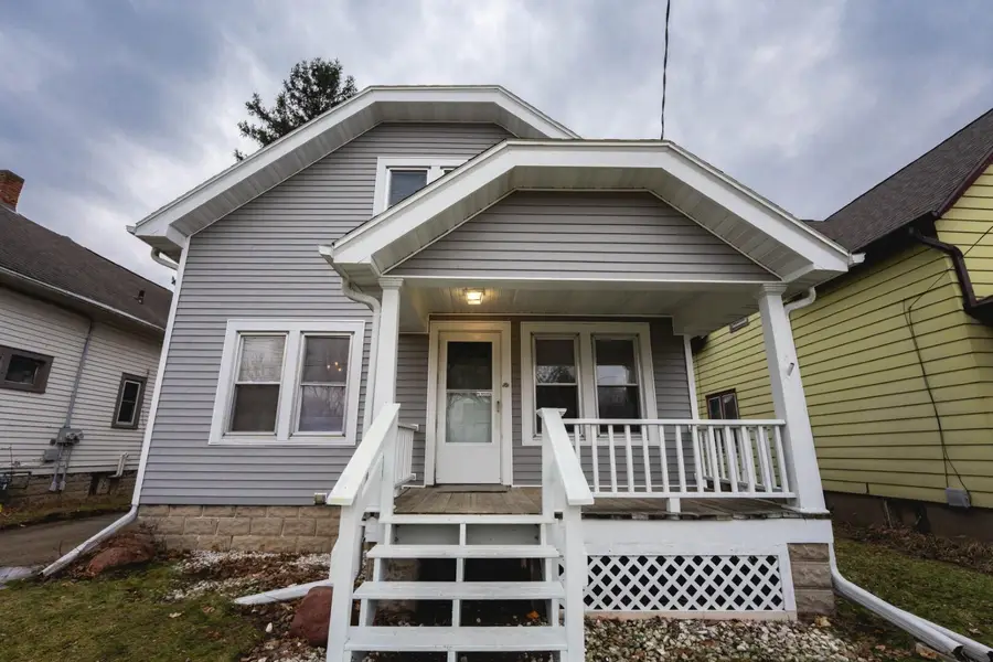 454 W Kilbourn Ave, West Bend, WI 53095 - #2