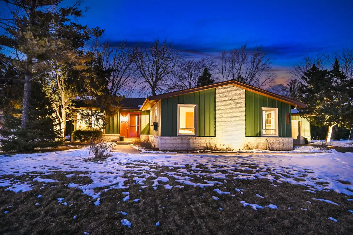 13500 W Old Oak Ln, New Berlin, WI 53151 - #1