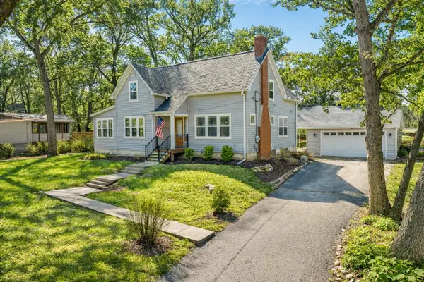 812 Van Slyke Dr, Fontana, WI 53125