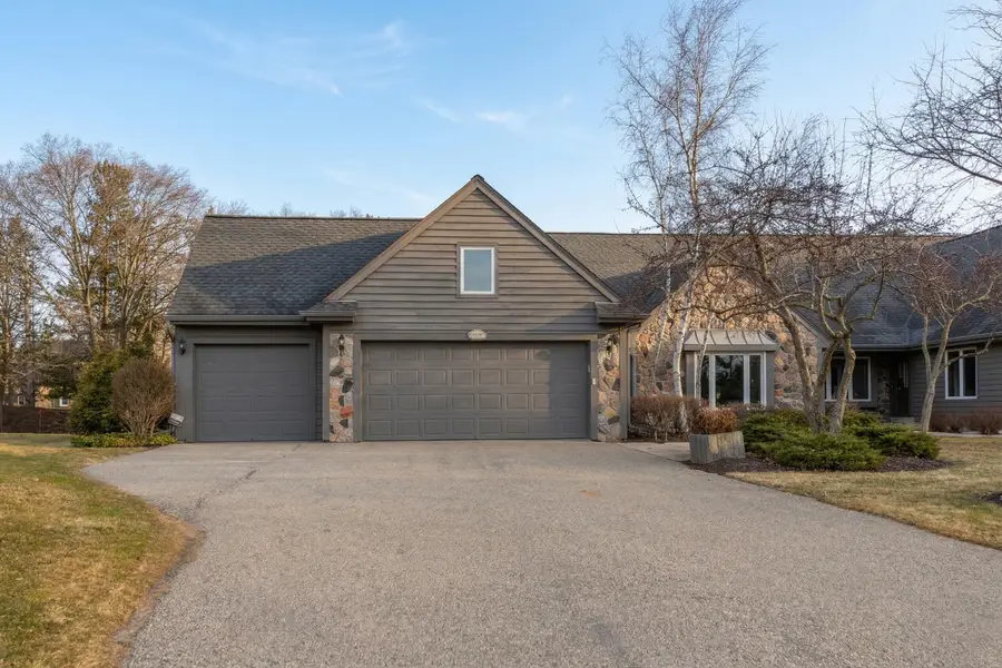 2618 W Lake Park Ct, Mequon, WI 53092 - #2