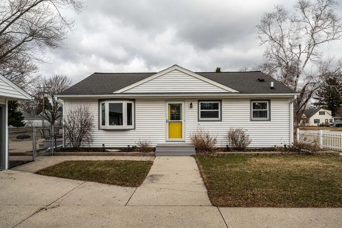 1129 3rd Ave, Grafton, WI 53024 - #1