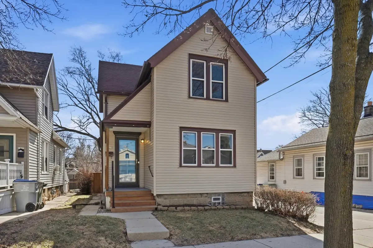 1425 E Russell Ave, Milwaukee, WI 53207 - #1