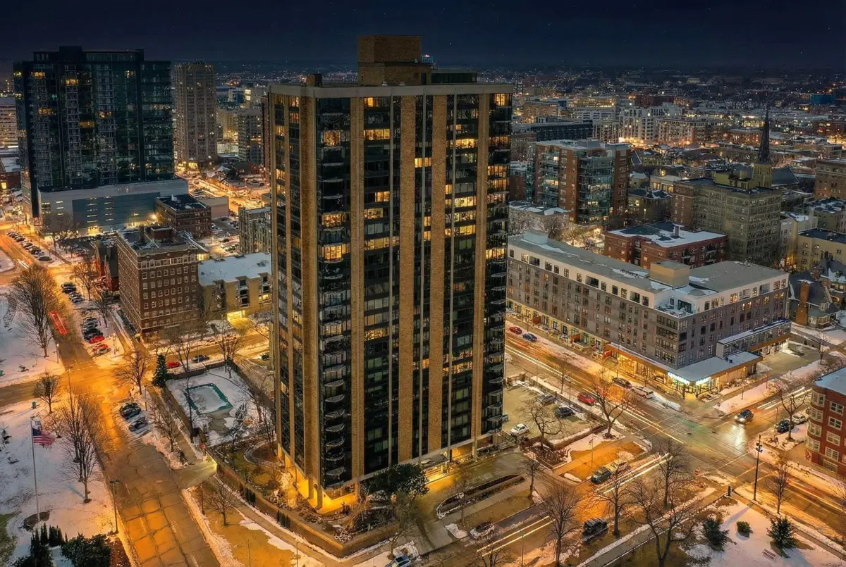 929 N Astor St, Milwaukee, WI 53202 - #1