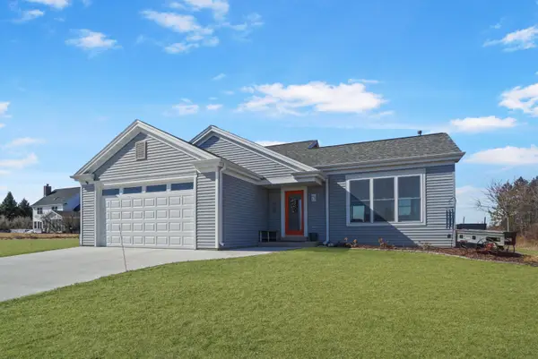 271 Hidden Bluff Rd, Belgium, WI 53013