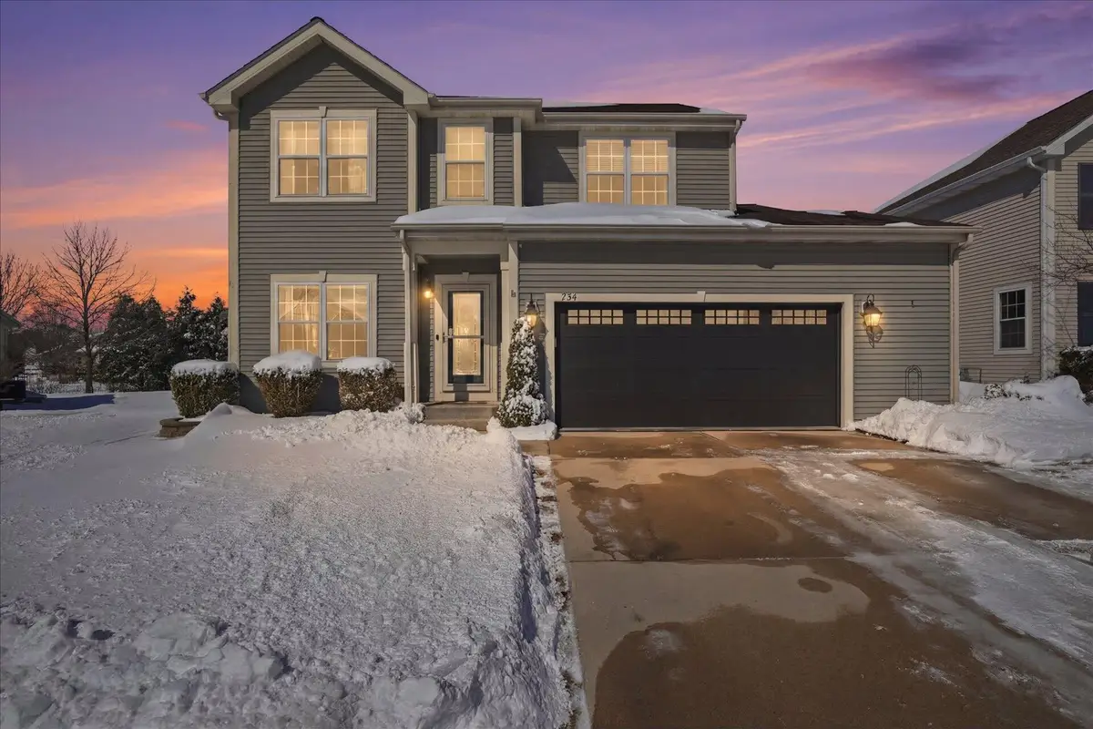 734 Creekwood Ln, West Bend, WI 53095 - #1