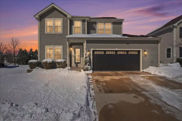 734 Creekwood Ln, West Bend, WI 53095