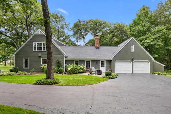 N63W29784 Woodfield Ct, Merton, WI 53029