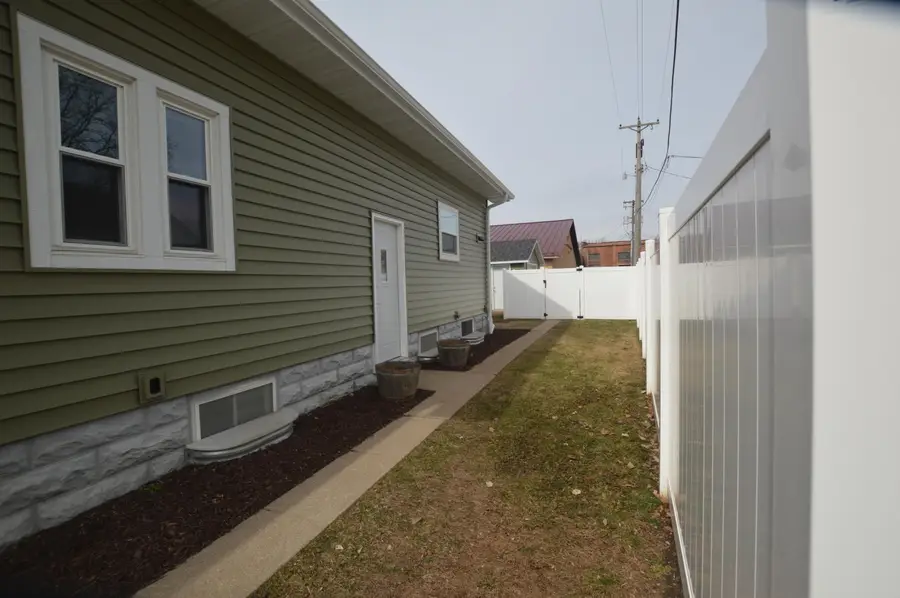 109 Roberts St W, Holmen, WI 54636 - #2