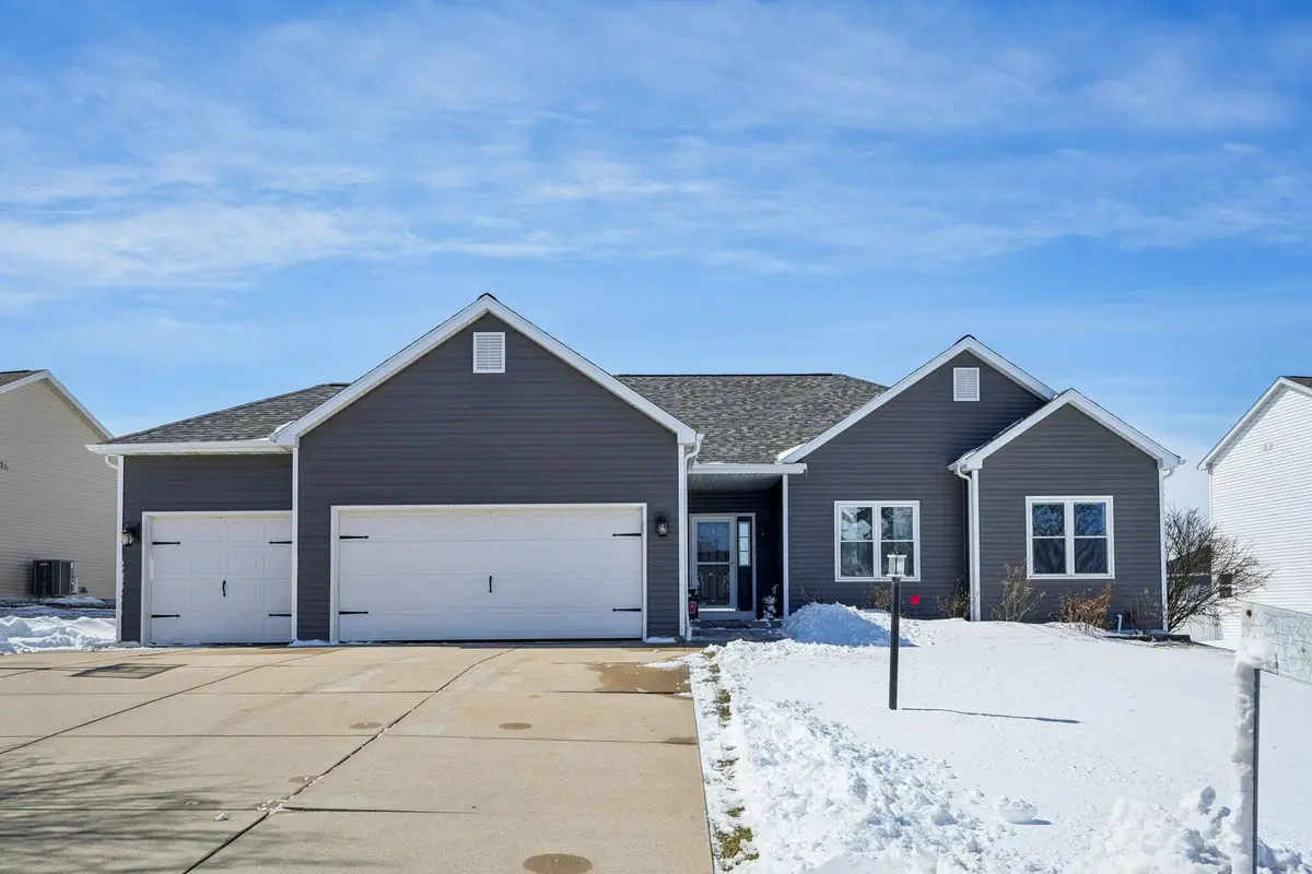 N8333 Whippoorwill Rd, Ixonia, WI 53036 - #1