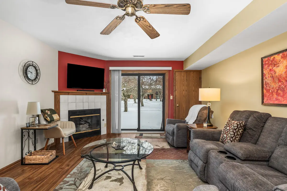 358 Park Hill Dr, Pewaukee, WI 53072 - #1