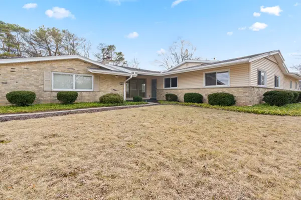 201 W Ellsworth Ln, Bayside, WI 53217