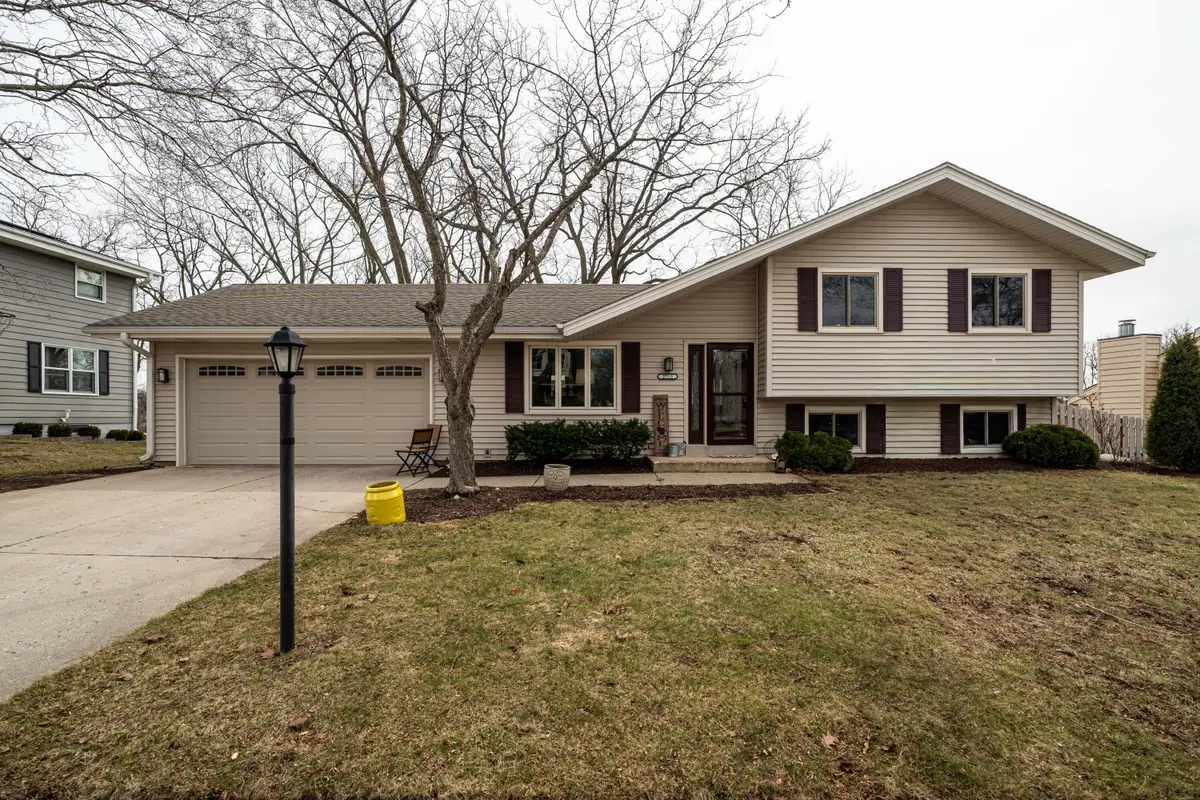 2713 Lancaster Dr, Waukesha, WI 53188 - #1