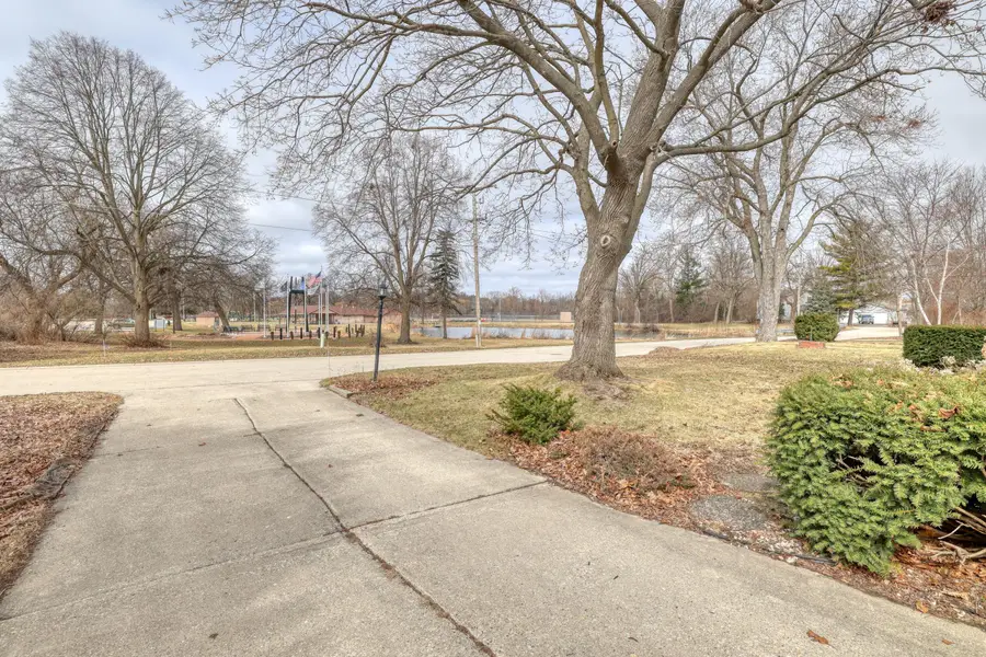 132 Caldwell St, Pewaukee, WI 53072 - #3