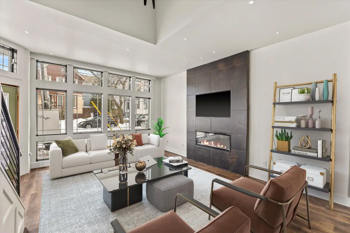 1725 N Astor St, Milwaukee, WI 53202 - #1