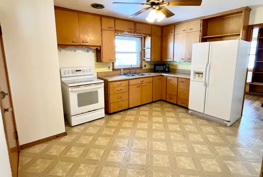 703 S 33rd St, Manitowoc, WI 54220 - #3