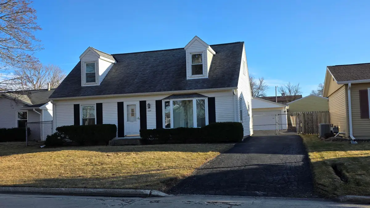 5509 Hilldale Dr, Racine, WI 53406 - #1