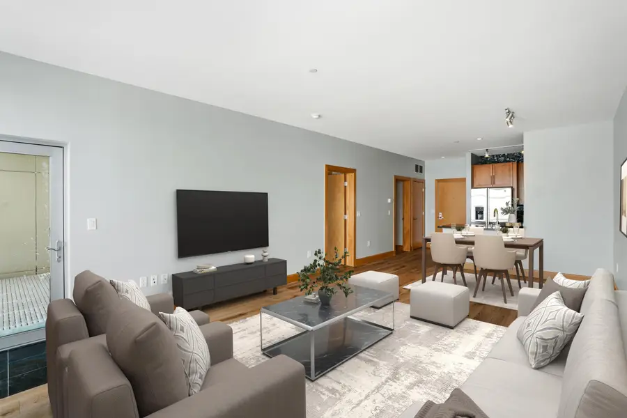 1550 E Royall Pl, Milwaukee, WI 53202 - #2