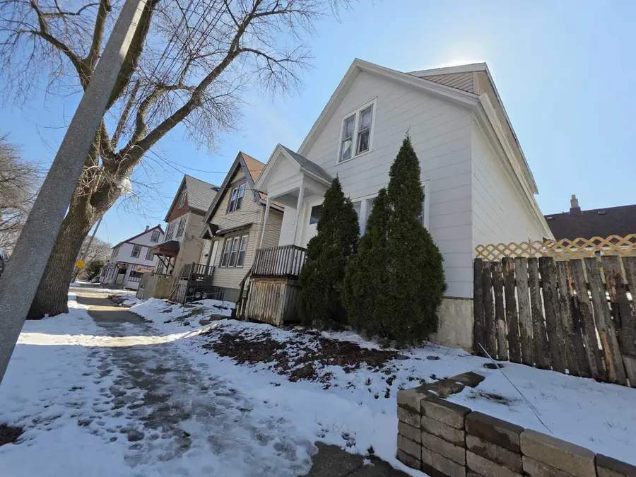 1125 E Clarke St, Milwaukee, WI 53212 - #3