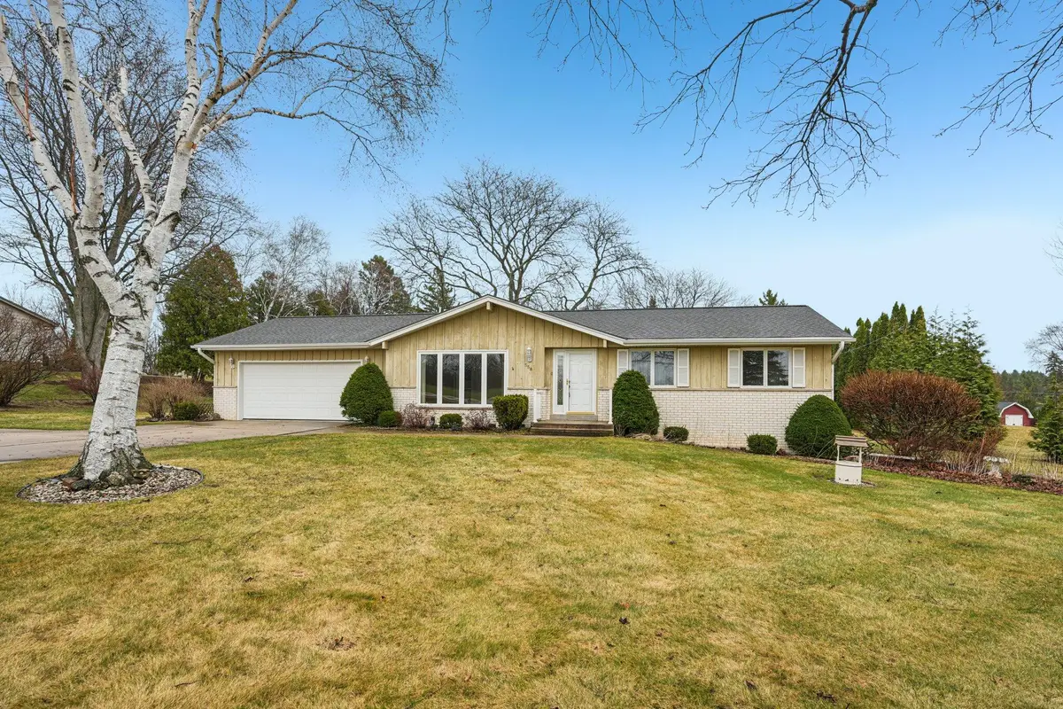 558 Horns Corners Rd, Cedarburg, WI 53012 - #1