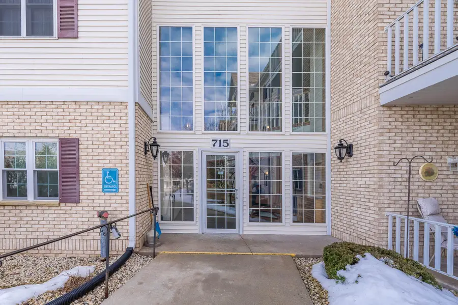 715 Canterberry Ct, West Bend, WI 53090 - #2