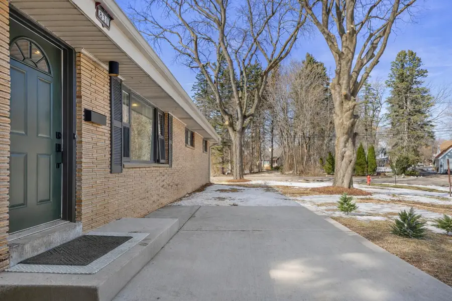 831 W Riverview Dr, Glendale, WI 53209 - #2